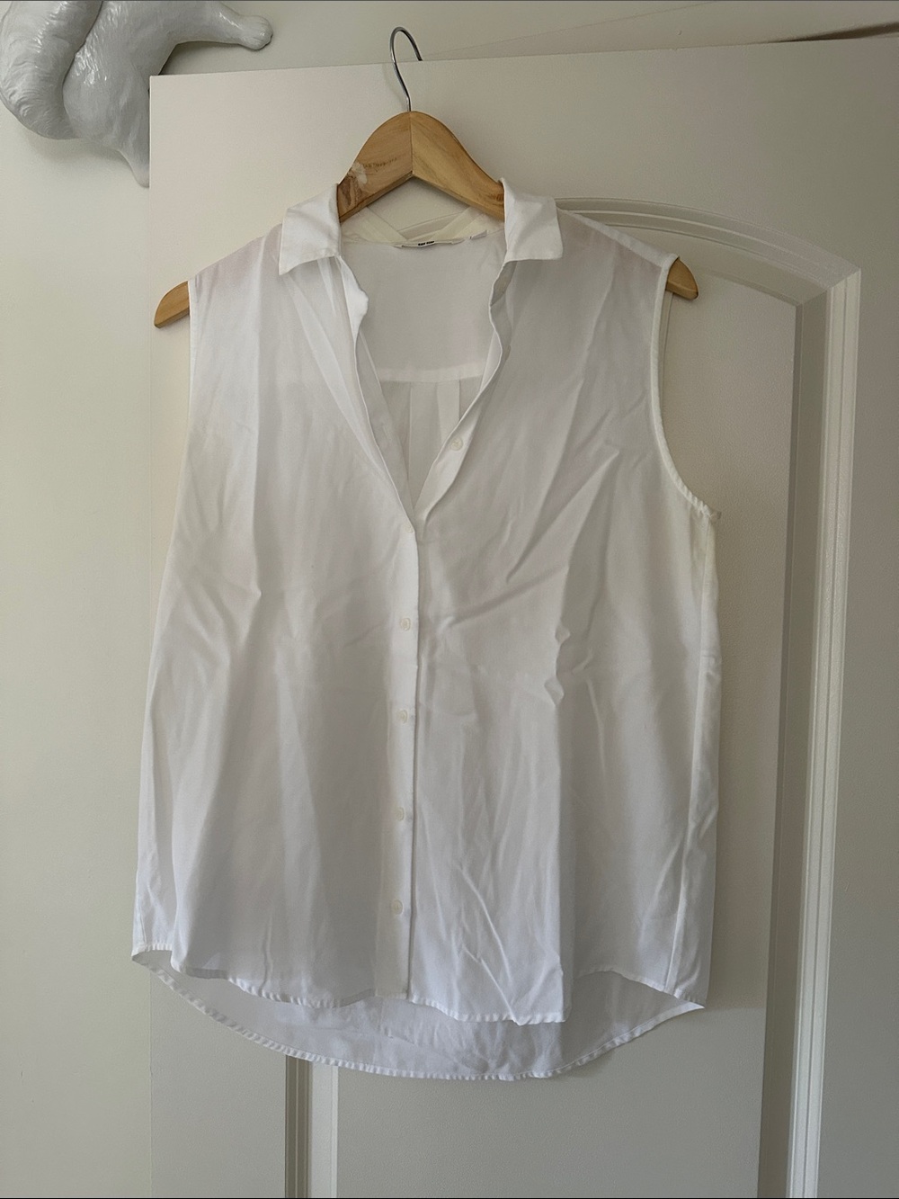 Uniqlo White Sleeveless Button-Down Collared Blouse